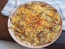 【もうごぼうは余らない】レンチンで香ばしスナック爆誕♪新ごぼうとチーズで「カリカリチップス」作ってみた！