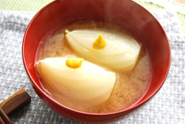 【魅惑のカラシつぅーーん!】だし不要なほど濃厚旨み「新玉ねぎのみそ汁」作ってみた!これハマるわ~♪