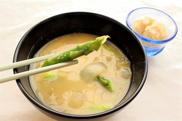 「白みそに変えた?」と驚かれる!酒粕ちょい足しでみそ汁激変させてみた!アスパラ・玉ねぎ甘〜くとろける♪