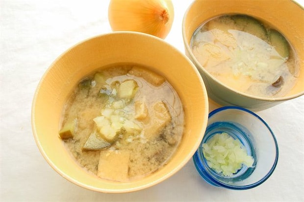 【みそ汁で血液サラサラ!?】玉ねぎは煮込むな!「生のままトッピング」でシャキシャキ食感と風味レベルアップ♪