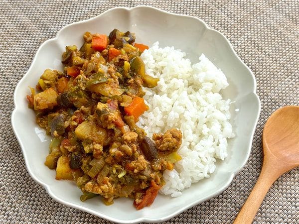 【冷めてもザラザラしないカレー】ルウ不使用の「野菜たっぷりドライカレー」作ってみた!非常時にも役立つ