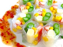 【旬のアスパラ】でシャキプリ食感の「生春巻き」作ろう！かにカマ・チーズ・コーン入りで子どもの箸止まらん♡