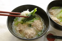 【もはや味噌ラーメン】生姜がピリッときいてる「肉だんごと春雨のピリ辛みそ汁」作ってみた！一品で満足満腹♡
