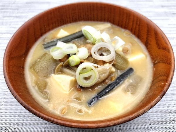 【絶品!郷土メシ】山形の郷土料理「納豆汁」を作ってみた!「いもがら」と潰し納豆のハーモニーが決め手
