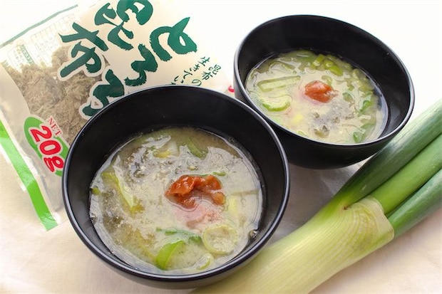 【二日酔いがスーッと楽に】梅干し！とろろ昆布！長ねぎの神コンボみそ汁作ってみた！重い胃腸にじ〜んと沁みる