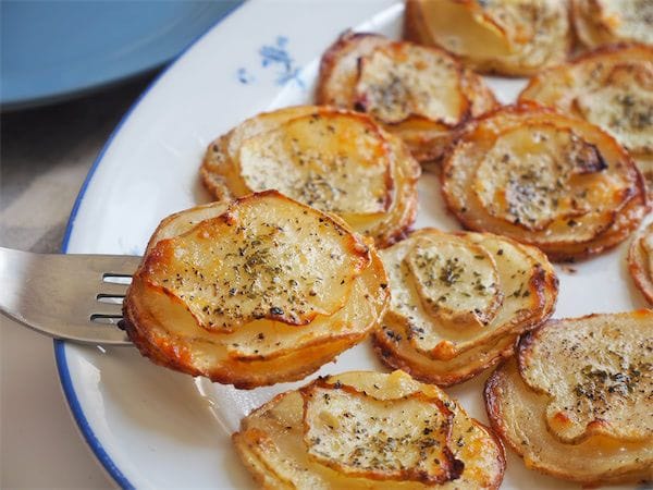 【ポテチ級のカリカリ食感】中はホクホク♡極薄じゃがいもで「ミルフィーユポテト」作ってみた！秘密は重ね方に