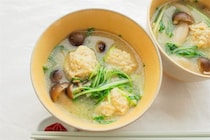 【まるで一人鍋】水で煮込む「鶏だんごみそ汁」が絶品すぎた！もも肉の脂としめじの旨味が溶け出して…