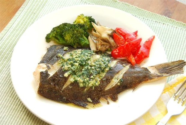 【ガツンとコク旨】淡泊な白身魚が大変身！「カレイのニンニクバター焼き」作ってみた！オーブンで焼くだけ簡単