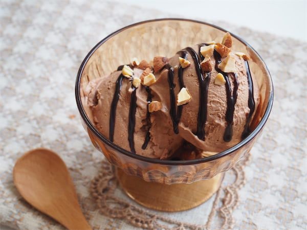 【材料2つで本格派】板チョコ＋生クリームを混ぜて冷やすだけ！「濃厚チョコアイス」作ってみた！口どけ感動レベル♪