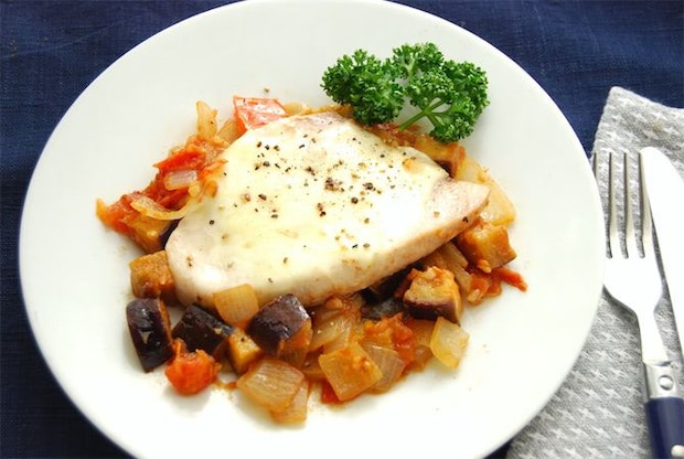 【お魚だけど、コク深】ワンパンで「カジキと野菜のチーズ蒸し」作ってみた！白ワインでパサつかずしっとり♡