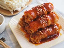 【ヤンニョムはチキンだけじゃない】なんと「えのきの肉巻き」にヤンニョムソース絡めてみた！照り照りシャキッ