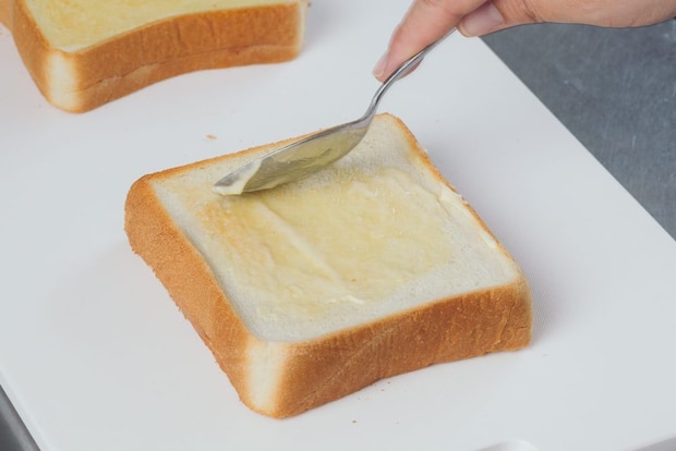バターを薄くぬる