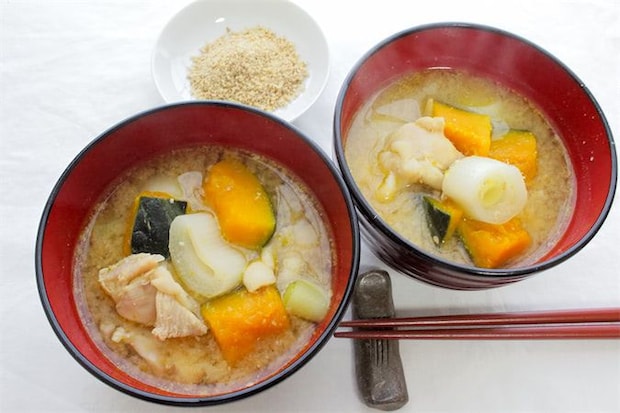 【だし不要】水から煮るだけ!「鶏肉とカボチャのゴマみそ汁」が簡単なのにホッとする美味しさなワケ