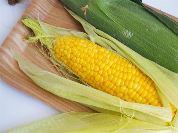 【鍋いらずでラクすぎた!】とうもろこしは「薄皮ごとレンジ加熱」が大正解♡時短調理で甘味も栄養も逃さない♪