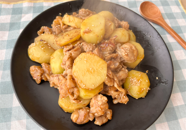 【事前レンチンでホックホク♡】新じゃが入り「豚こまの旨照り炒め」作ってみた!甘酢ダレがご飯に合う~♪