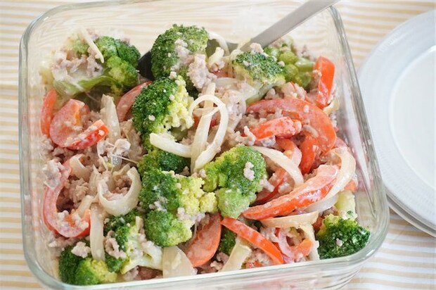 【豚そぼろでサラダ!?】カラフル野菜と合わせて「デパ地下風総菜」作ってみた!お肉でゴージャス♪【農家直伝】