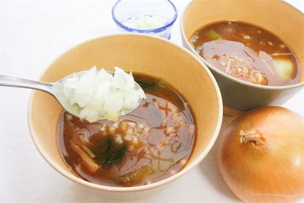 【野菜不足はみそ汁で解消!】野菜2種とえのきで「栄養みそ汁」作ってみた!玉ねぎは生のままトッピングが吉♪