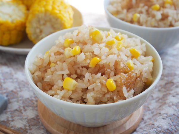 【芯まで炊くのが正解だった!】風味別格「とうもろこしの炊き込みご飯」作ってみた!バターじょうゆに沼る~♡