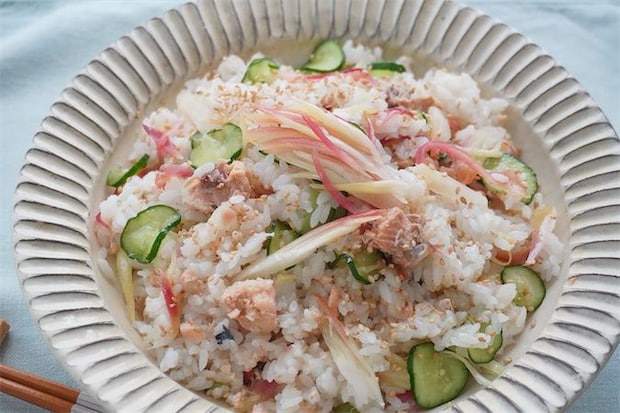 【みょうが甘酢漬け、万能すぎる】漬け汁で酢飯も作れる♪「みょうがとサケ缶の混ぜ寿司」は爽やか初夏メシだった