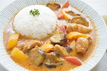 【ルウなしでこのコク!?】ヨーグルトで煮込む本格「夏野菜たっぷりカレー」作ってみた！とろ旨なすが主役級♪