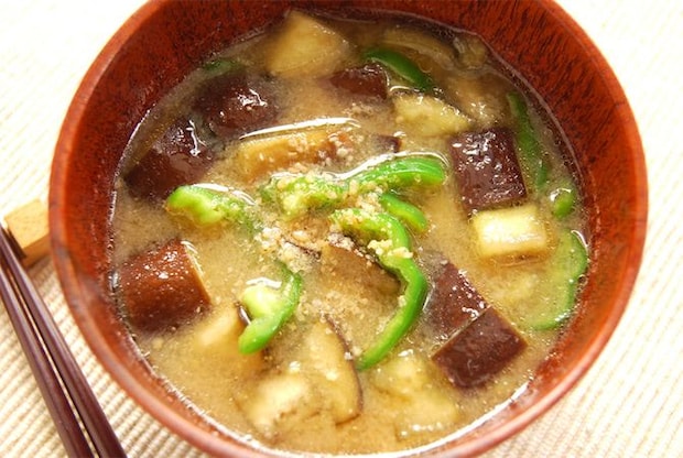 【豚肉ないのに豚汁レベル】ゴマ油でコクブースト「夏野菜みそ汁」作ってみた♪ホントにナスとピーマンだけ!?