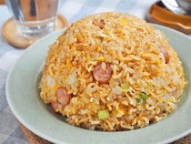 【サッポロ一番が背徳メシに!?】付属スープだけで完成する「悪魔のソーセージチャーハン」作ってみた！