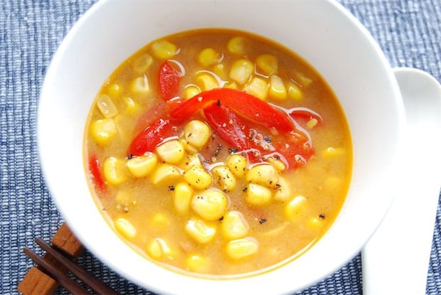 【カラフルすぎる…】これが味噌汁だって!?バターコーンと赤パプリカで作るんです！とうもろこしがすこぶる甘い♪