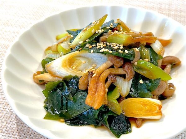 【乾燥わかめの意外な食べ方】炒めるとお肉級の満足感!?「長ねぎとわかめの炒め物」作ろう！娘と夫の箸止まらん♡