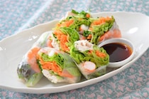 【1本で野菜不足解消】鶏むねとエビと野菜でパンパン「全部のせ生春巻き」作ってみた！今日はコレだけでいい♪