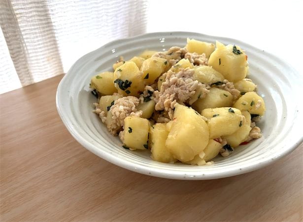 【エスニックで食欲爆発】ホクホクじゃがいもにチリソースとお肉絡む♡「鶏ミンチのアジアン炒め」作ってみた!