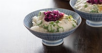 【冷やご飯で腸活】夏バテなら野﨑洋光さん直伝「山かけご飯」を試してみて！オクラも加えてツルっとイケる♪