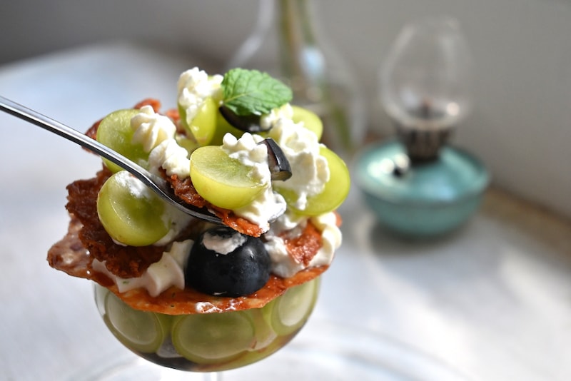 季節のフルーツを詰め込んだパフェ。南フランスの風が吹く、真っ白な空間。大阪・福島の「fouet°(フエ)」は秘密にしたい最高の穴場だった