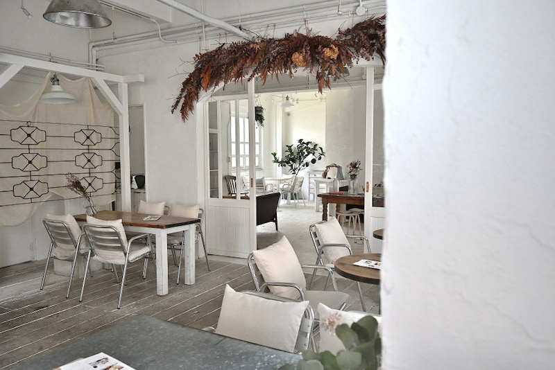 季節のフルーツを詰め込んだパフェ。南フランスの風が吹く、真っ白な空間。大阪・福島の「fouet°(フエ)」は秘密にしたい最高の穴場だった