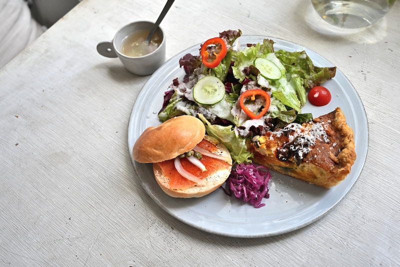 季節のフルーツを詰め込んだパフェ。南フランスの風が吹く、真っ白な空間。大阪・福島の「fouet°(フエ)」は秘密にしたい最高の穴場だった