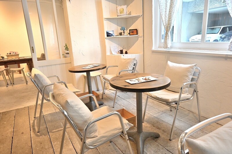 季節のフルーツを詰め込んだパフェ。南フランスの風が吹く、真っ白な空間。大阪・福島の「fouet°(フエ)」は秘密にしたい最高の穴場だった