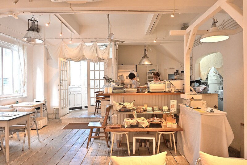 季節のフルーツを詰め込んだパフェ。南フランスの風が吹く、真っ白な空間。大阪・福島の「fouet°(フエ)」は秘密にしたい最高の穴場だった