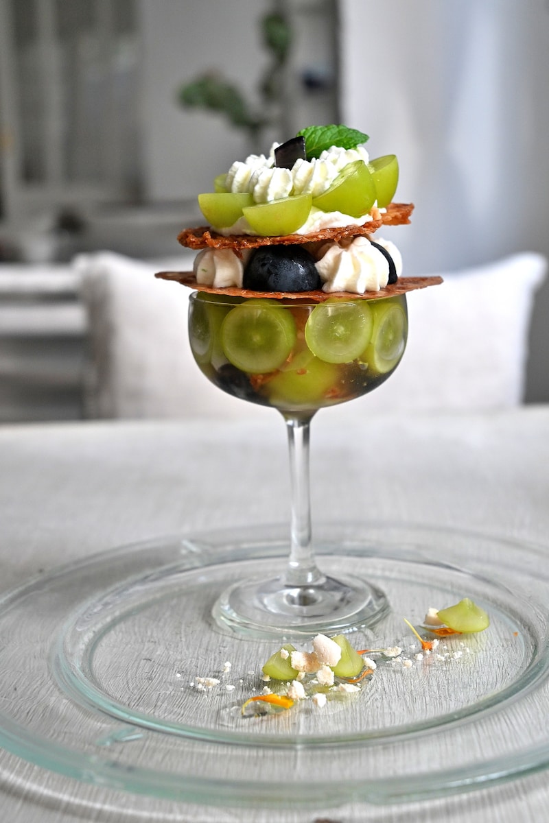 季節のフルーツを詰め込んだパフェ。南フランスの風が吹く、真っ白な空間。大阪・福島の「fouet°(フエ)」は秘密にしたい最高の穴場だった