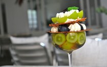 季節のフルーツを詰め込んだパフェ。南フランスの風が吹く、真っ白な空間。大阪・福島の「fouet°（フエ）」は秘密にしたい最高の穴場だった