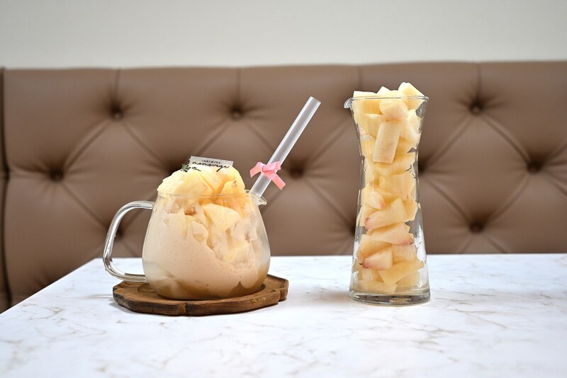 【大阪・中之島】まだ間に合う桃スイーツ！衝撃の“まるごと桃”で話題の「八百屋の嫁が作るmomovege」へ♡