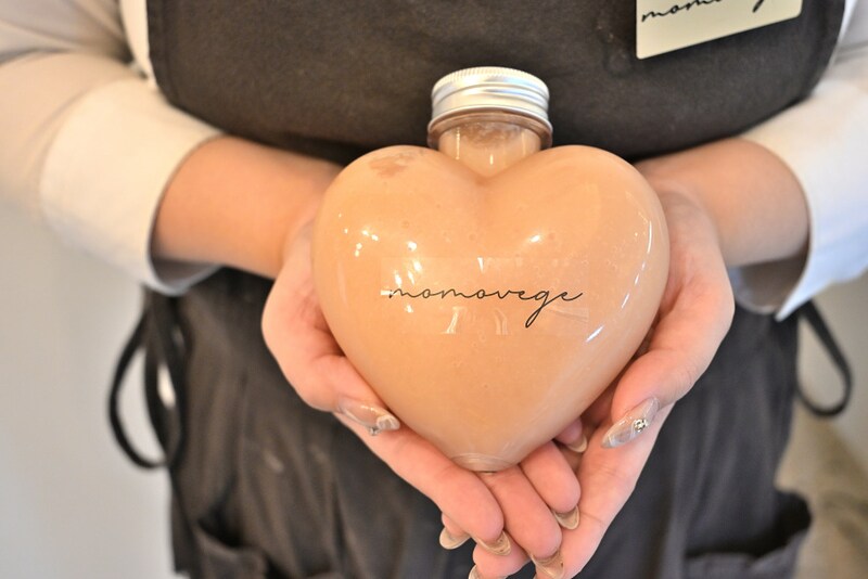 【大阪・中之島】まだ間に合う桃スイーツ！衝撃の“まるごと桃”で話題の「八百屋の嫁が作るmomovege」へ♡