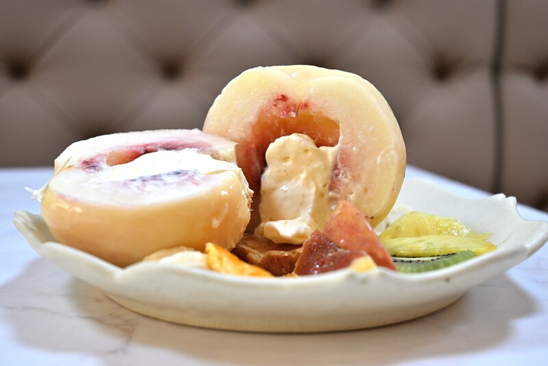 【大阪・中之島】まだ間に合う桃スイーツ！衝撃の“まるごと桃”で話題の「八百屋の嫁が作るmomovege」へ♡