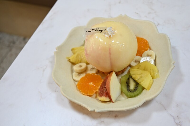 【大阪・中之島】まだ間に合う桃スイーツ!衝撃の“まるごと桃”で話題の「八百屋の嫁が作るmomovege」へ♡