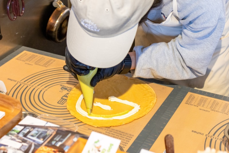 モチモチのクレープにクリームを絞る
