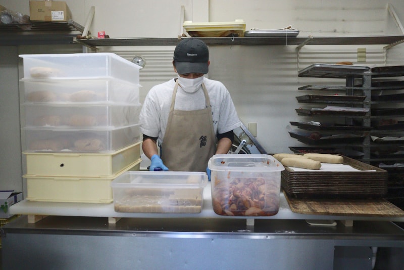 JOURS加藤さんがシュトーレンを制作している様子