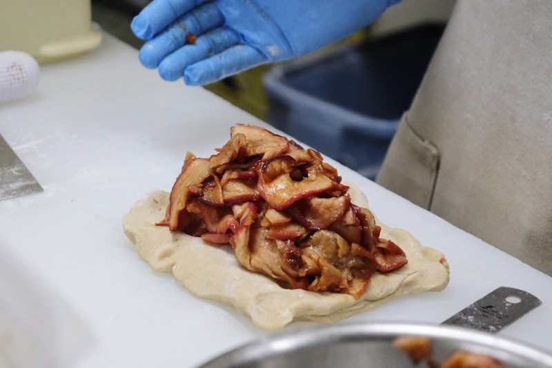 キルトピンクが2玉分入ったシュトーレン