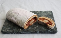 市場には出回らない“幻”の長野産りんご「キルトピンク」を使用！　特別なピンクシュガーに包まれた、りんごづくしのシュトーレンとは