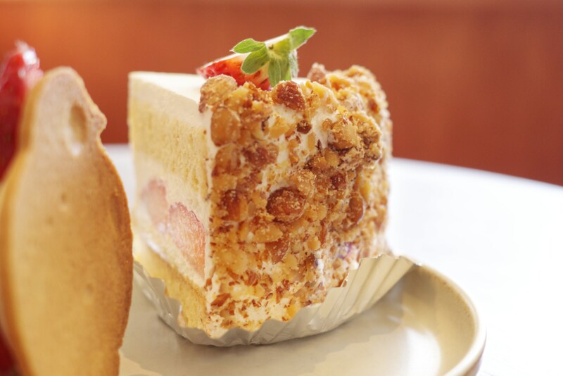 nomaru bakeのショートケーキの背面につくアーモンド