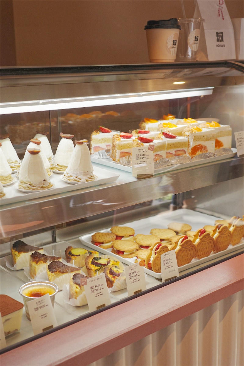 nomaru bakeのショーケースに並ぶ生菓子