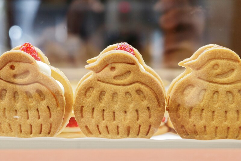 nomaru bakeのショーケースに並ぶふくらスズメの完熟イチゴフレッシュバターサンド
