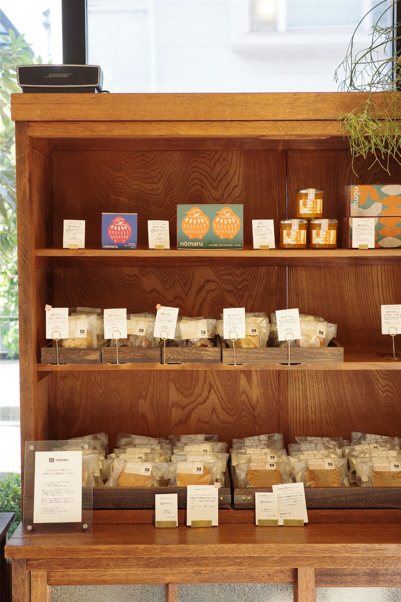 nomaru bakeの棚に並ぶ焼き菓子